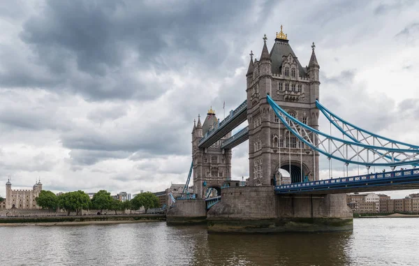 Visa Till Tower Bridge Och Thames Floden Med Åska Moln — Stockfoto