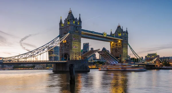ロンドンの日没のオープンのタワー ブリッジとテムズ川川のビュー Web サイトや雑誌のレイアウトに最適 — ストック写真