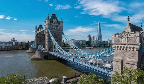 タワー ブリッジとテムズ川川とロンドン市庁舎を見る Web サイトや雑誌のレイアウトに最適 — ストック写真