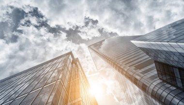 gökdelenler, bulutlu gökyüzü ile bir iş bölgesinde ve Londra'da güneş ışığı görünümünü. Web siteleri ve dergiler düzenleri için ideal