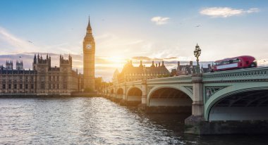 Parlamento, Big Ben ve Westminster bridge Londra'da thames Nehri, gün batımında görüntüleyin. Web siteleri ve dergiler düzenleri için ideal