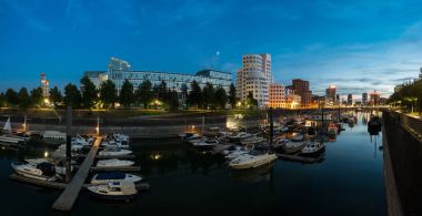 Düsseldorf medienhafen panorama geceleri