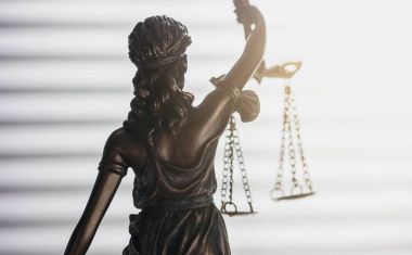 (Justitia arkasından adalet heykeli)