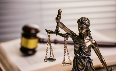 Avukat bürosunda tokmak ile Adalet heykeli
