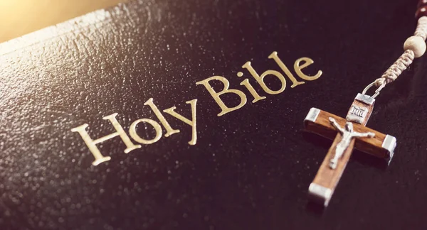 Библия крупным планом с распятием — стоковое фото