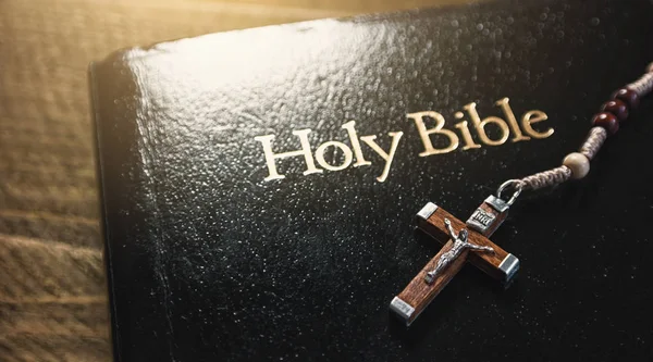 Библия с деревянным распятием — стоковое фото