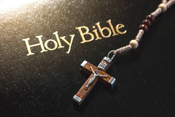 Sainte Bible avec crucifix — Photo