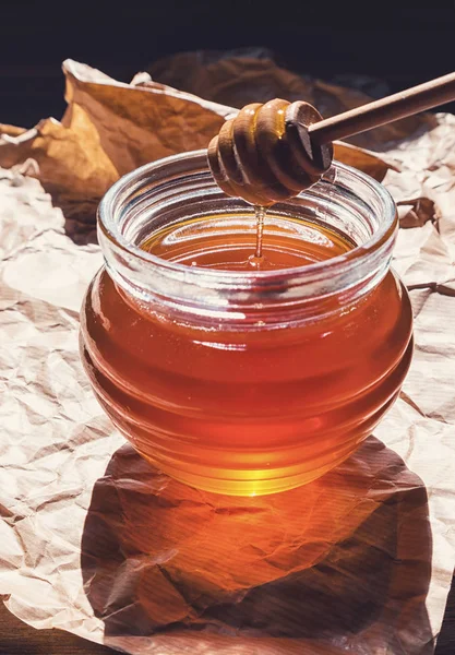 Βάζο μελιού με σταγονόμετρο και μέλι — Φωτογραφία Αρχείου