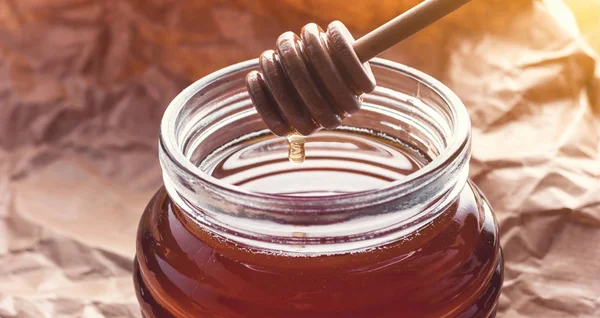 Miel fresca en un cazo de miel — Foto de Stock