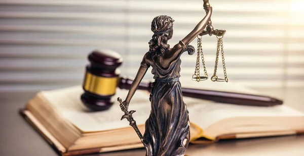 Cabinet d'avocats juridique statue modèle en bronze juridique de themis godd — Photo