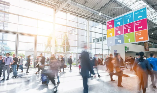 Verschwommene Menschen Einer Modernen Halle — Stockfoto