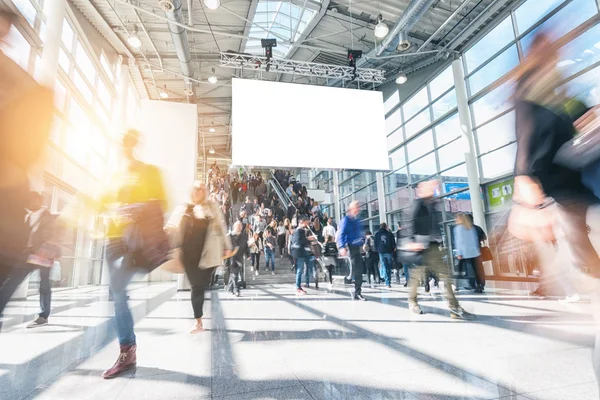 Grote Menigte Van Anonieme Wazig Mensen Lopen Een Beurs — Stockfoto