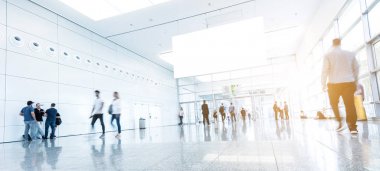 bulanık insanlar modern bir salonunda yürüyüş