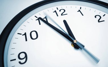 5 dk önce 12 yönünde bir duvar saati