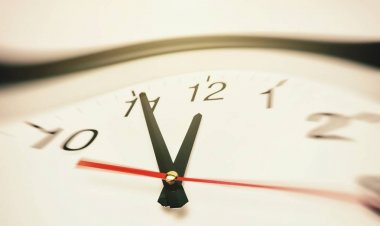  bir klasik siyah üzerinde 12'ye beş dakika yuvarlak duvar saati