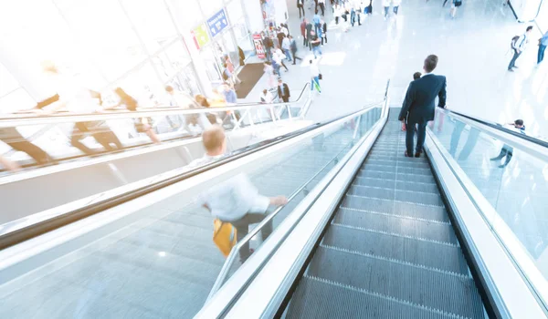 Hombre Negocios Usando Una Escalera — Foto de Stock