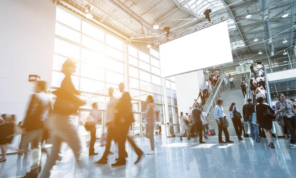 Verschwommene Geschäftsleute Auf Einer Messe — Stockfoto