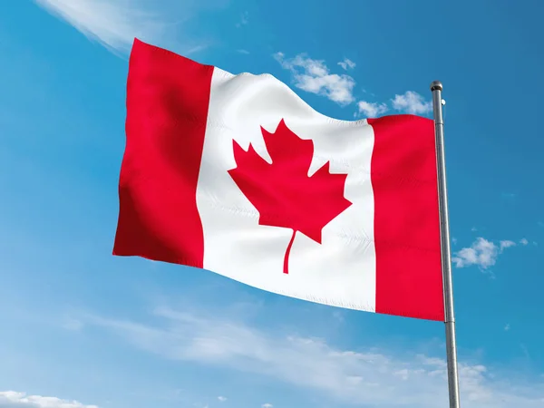 Bandeira canadense acenando no céu azul — Fotografia de Stock