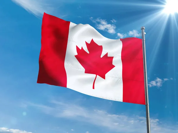 Bandeira canadense acenando no céu azul com sol — Fotografia de Stock