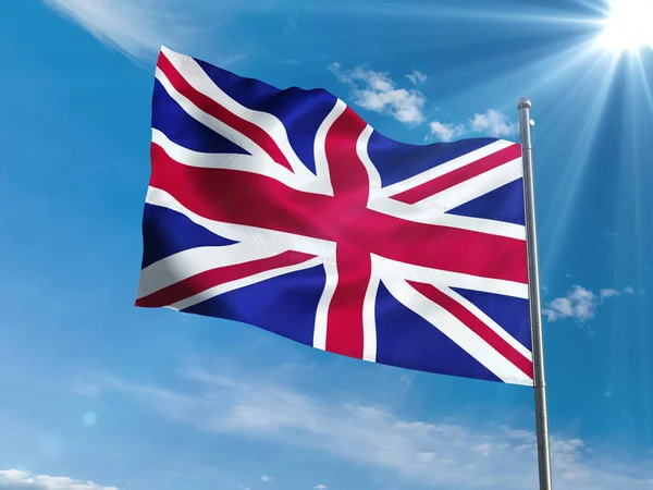 Bandera británica ondeando en el cielo azul con sol — Foto de Stock