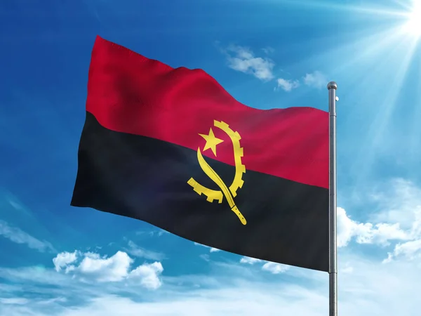 Mavi gökyüzünde sallayarak Angola bayrağı — Stok fotoğraf