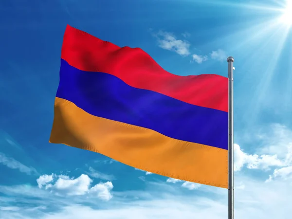 Die armenische Flagge weht im blauen Himmel — Stockfoto