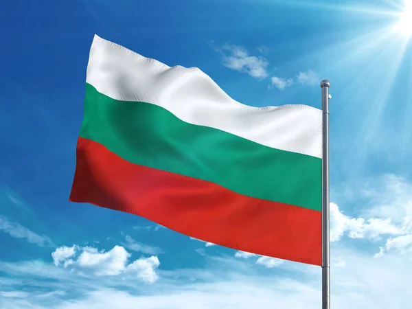 Βουλγαρική σημαία κυματίζει στο μπλε του ουρανού — Φωτογραφία Αρχείου