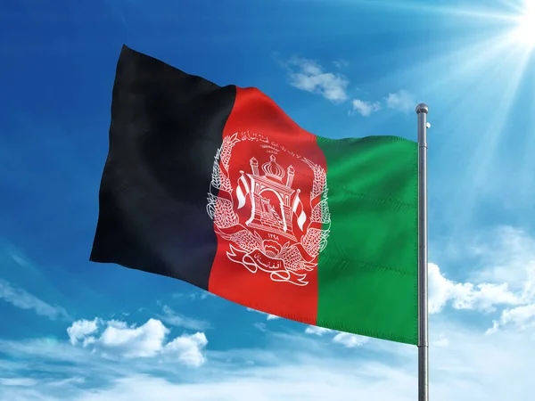 Afgan bayrak mavi gökyüzünde sallayarak
