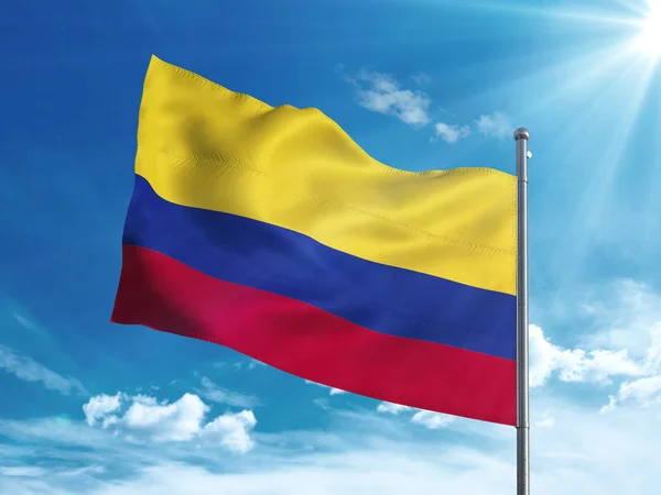 Kolumbiai zászló integet a kék égen — Stock Fotó