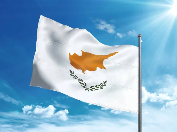 Кипрский флаг, машущий в голубом небе — стоковое фото