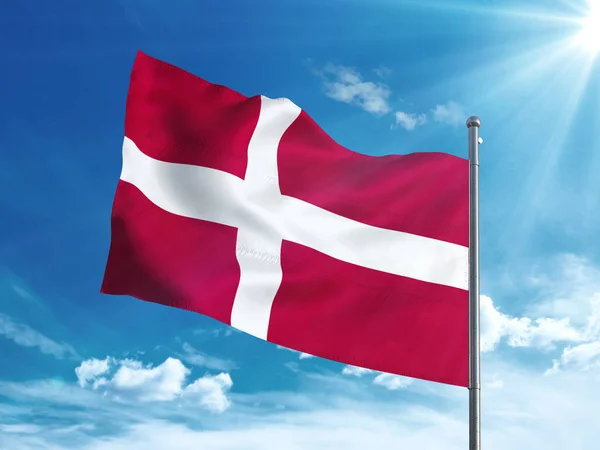 Bandeira dinamarquesa acenando no céu azul — Fotografia de Stock