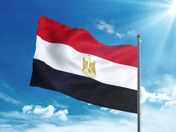 Mısır bayrak mavi gökyüzünde sallayarak — Stok fotoğraf