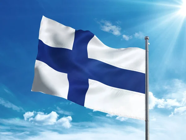 Финский флаг, размахивающий в голубом небе — стоковое фото