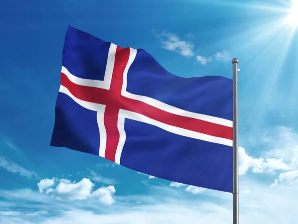 Icelander прапор махав у синьому небі — стокове фото
