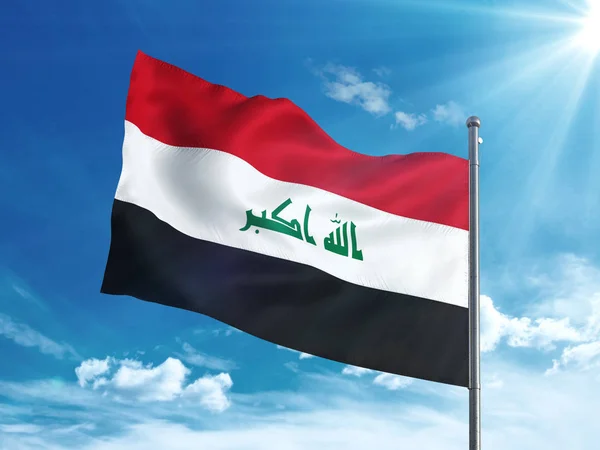 Iraks flagga vajande i den blå himlen — Stockfoto