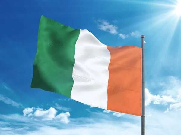 Irská vlajka mávala na modré obloze — Stock fotografie