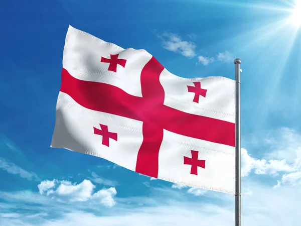 Bandiera georgiana sventola nel cielo blu — Foto Stock