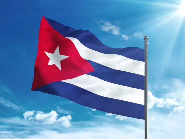 Cubaanse vlag zwaaien in de blauwe hemel — Stockfoto