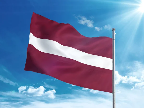 Λεττονική σημαία κυματίζει στο μπλε του ουρανού — Φωτογραφία Αρχείου