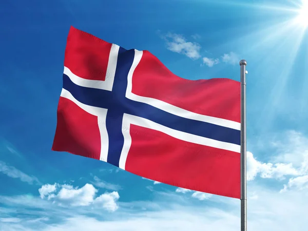 挪威的国旗飘扬在蓝天下 — 图库照片