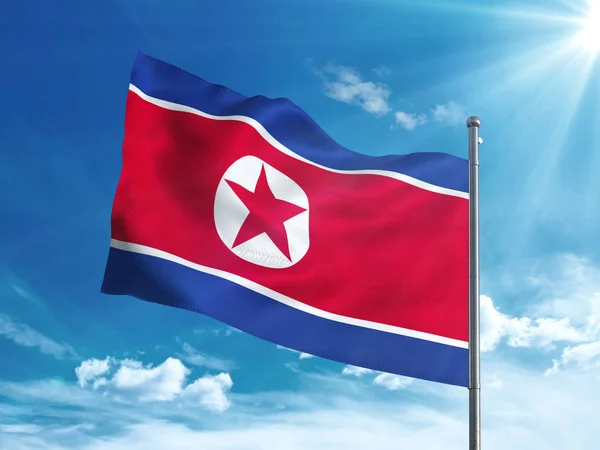 Bandera de Corea del Norte ondeando en el cielo azul — Foto de Stock