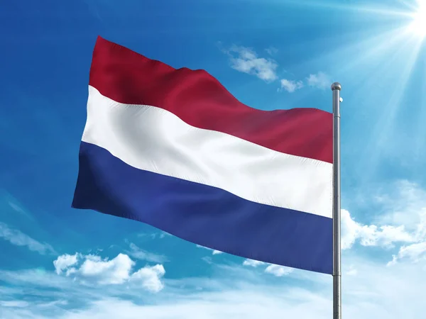 Bandeira holandesa acenando no céu azul — Fotografia de Stock