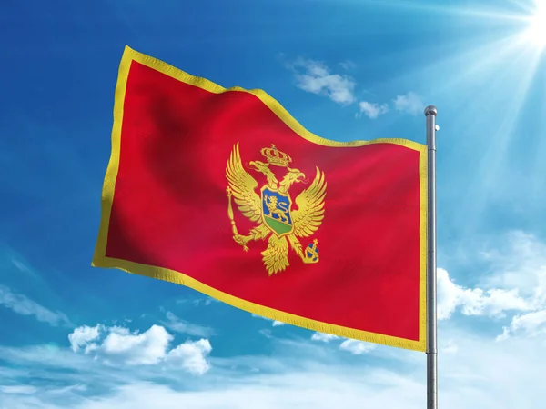 Bandeira montenegrina acenando no céu azul — Fotografia de Stock