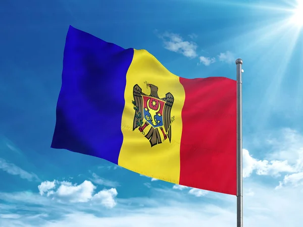 Drapeau moldave agitant dans le ciel bleu — Photo