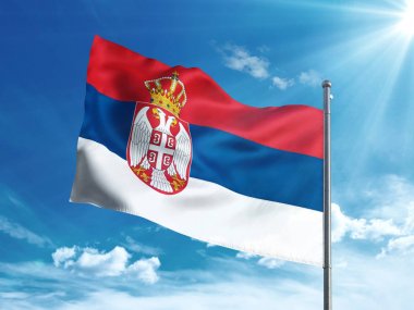 Sırp bayrak mavi gökyüzünde sallayarak