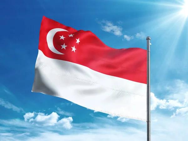 Σιγκαπούρης σημαία κυματίζει στο μπλε του ουρανού — Φωτογραφία Αρχείου