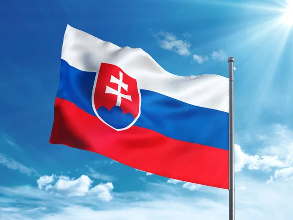 Словацкий флаг, размахивающий в голубом небе — стоковое фото