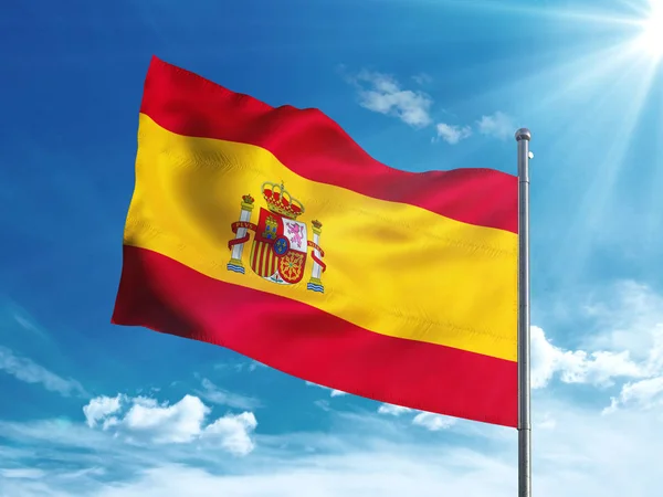 스페인 국기는 푸른 하늘에 — 스톡 사진