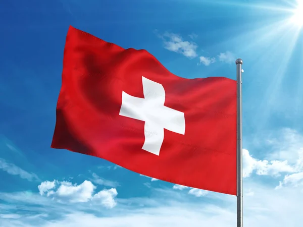 Zwitserse vlag zwaaien in de blauwe hemel — Stockfoto