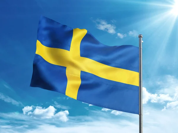 Svenska flaggan vajade i den blå himlen — Stockfoto